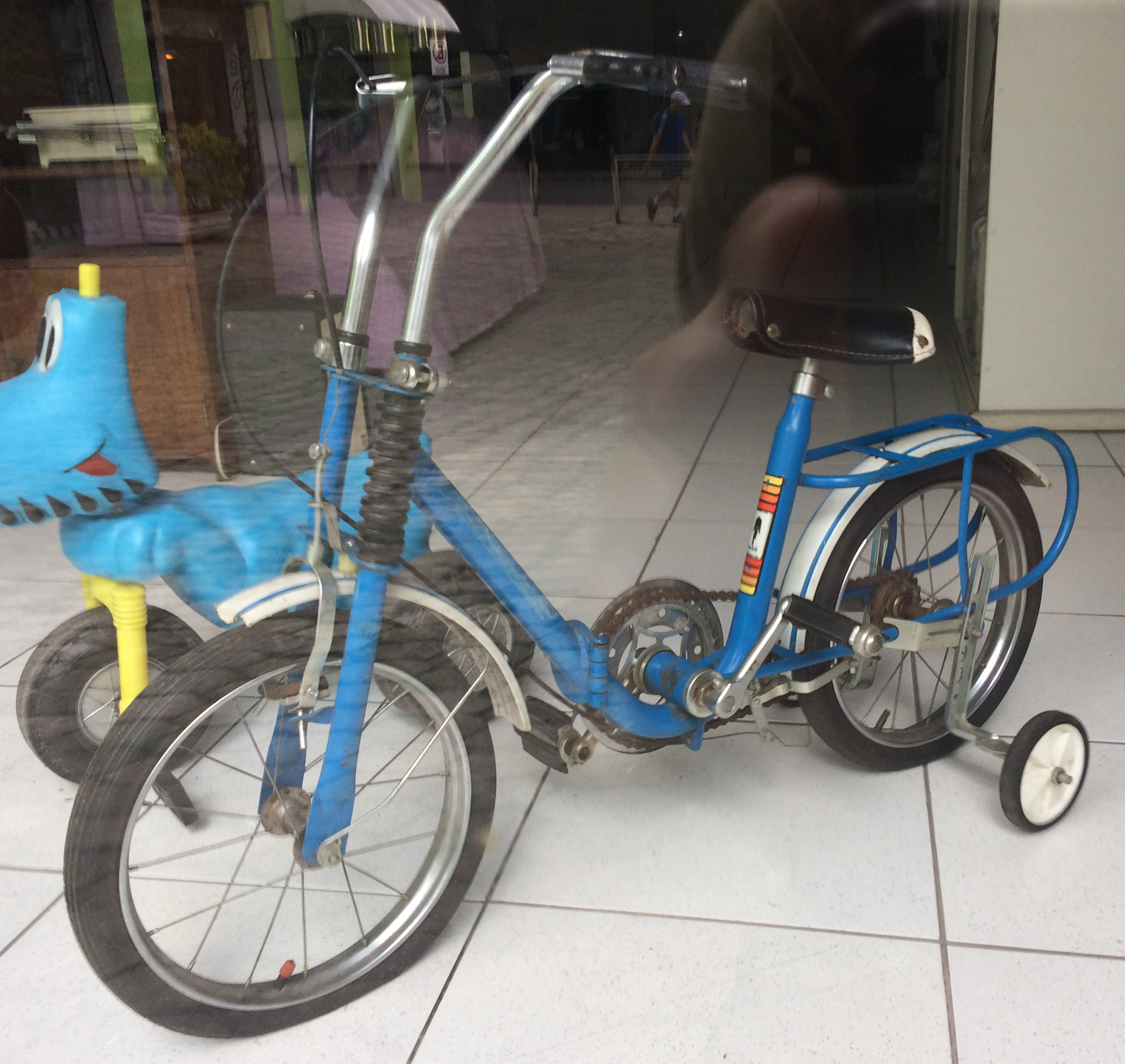 Caloi Dobravelzinha azul na vitrine de uma loja em Belo Horizonte/MG. Foto: Divulgação